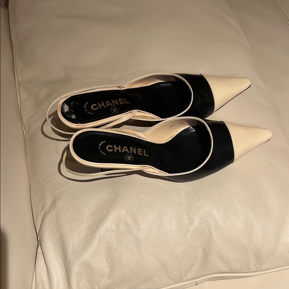 CHANEL Two-Tone Pointed Slingback Mules - Black & Cream